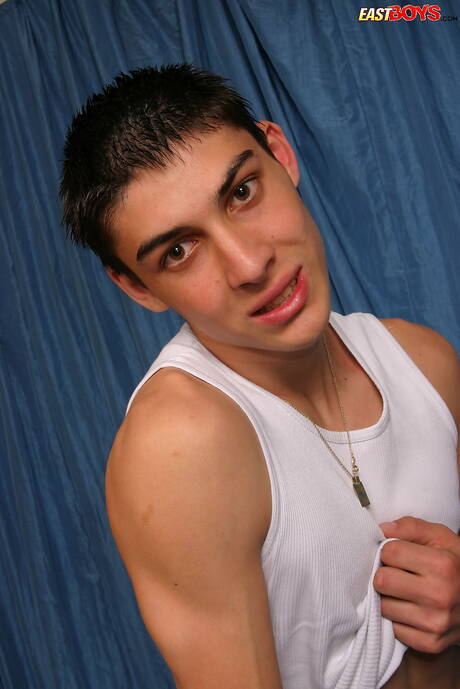 Mooie jongen Matt poseert naakt en laat zijn kont zien