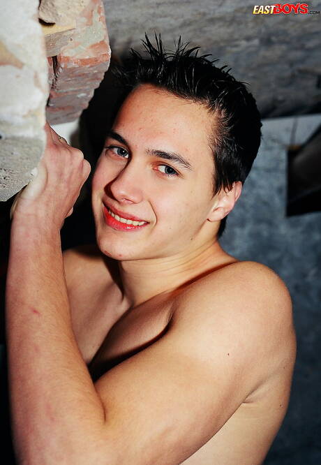 Hot twink Martin posing nude and showing his ass