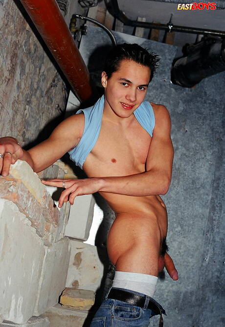 Hot twink Martin posing nude and showing his ass