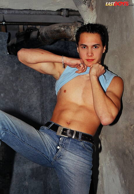 Il ragazzo sexy Martin posa nudo e mostra il suo culo