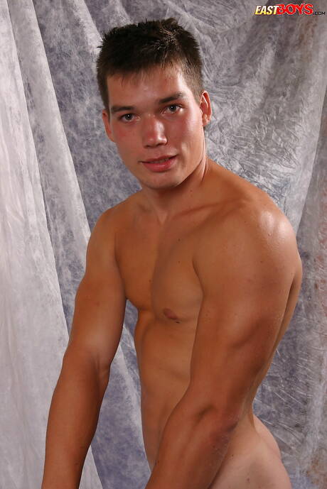 Hübscher Markus posiert nackt und zeigt seinen Arsch