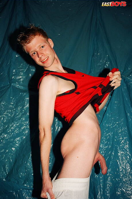 美少年馬可脫掉衣服