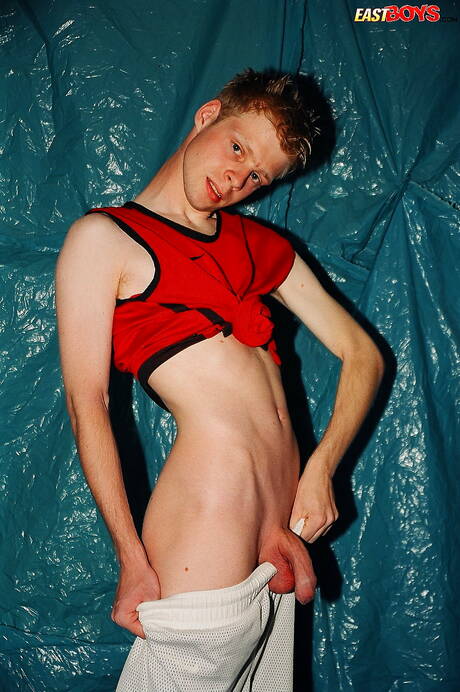 美少年馬可脫掉衣服