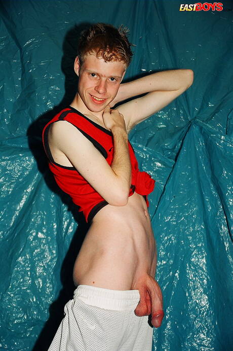 美少年馬可脫掉衣服