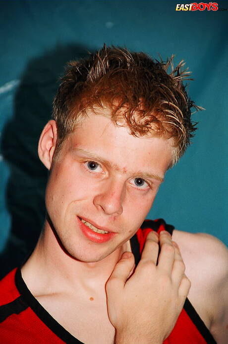 美少年馬可脫掉衣服