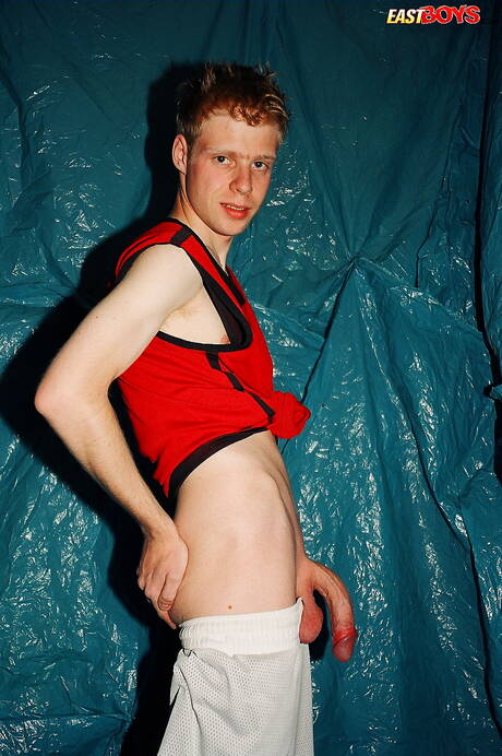 Le beau garçon Marco enlève ses vêtements