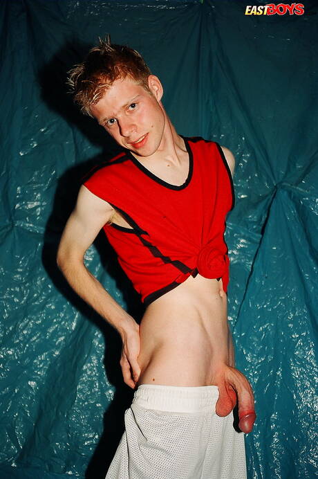 美少年馬可脫掉衣服