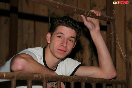 Il giovane Marcello si masturba il cazzo