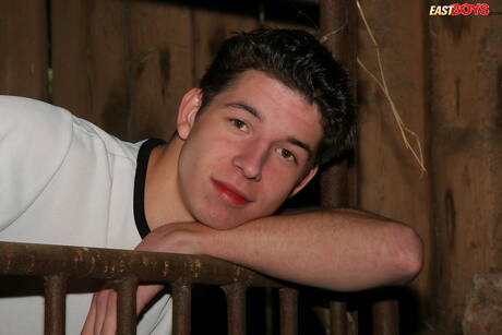 Il giovane Marcello si masturba il cazzo