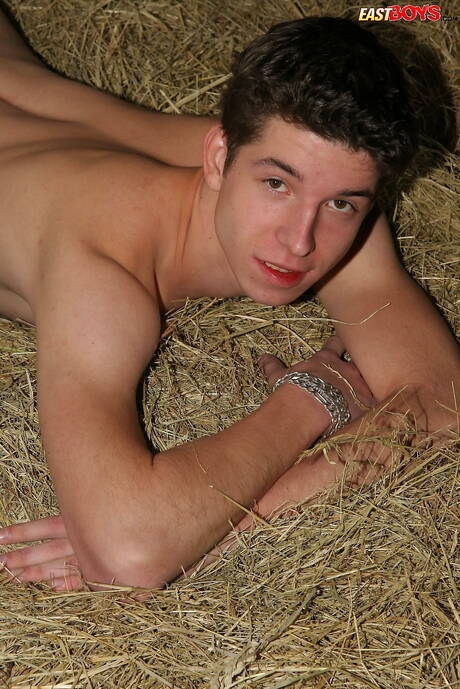 Il giovane Marcello si masturba il cazzo