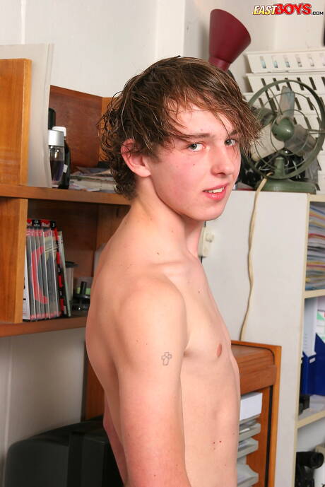 Pretty boy Maddox posing nude