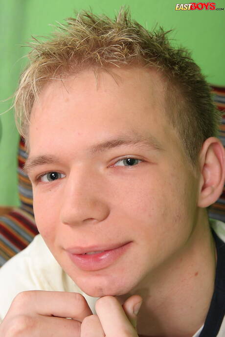 美しい少年ルイージが裸になってお尻を見せる