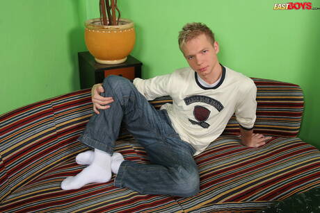 美しい少年ルイージが裸になってお尻を見せる