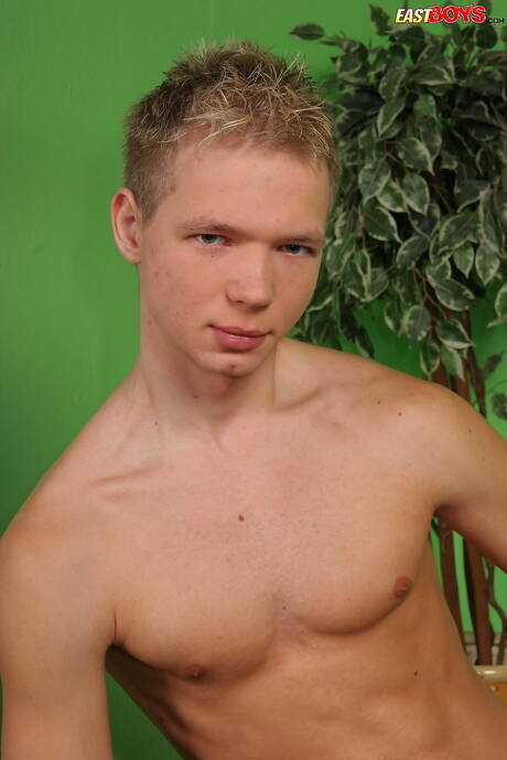 美しい少年ルイージが裸になってお尻を見せる