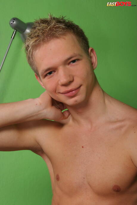 美しい少年ルイージが裸になってお尻を見せる