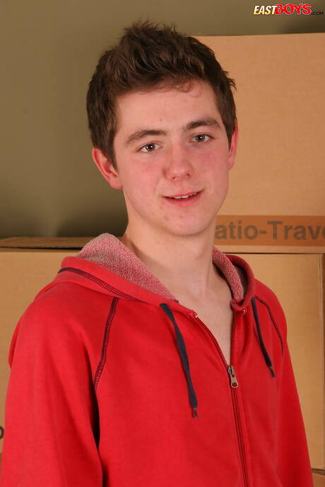 Der hübsche Junge Ludek posiert nackt und zeigt einen schönen Hintern