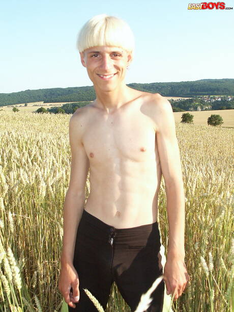 漂亮男孩 Lucian 在戶外戲弄他的雞巴