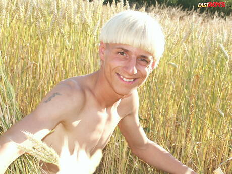 漂亮男孩 Lucian 在戶外戲弄他的雞巴