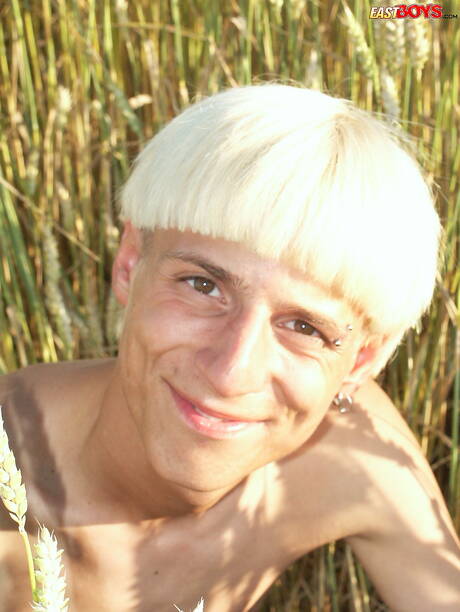 漂亮男孩 Lucian 在戶外戲弄他的雞巴