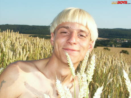 漂亮男孩 Lucian 在戶外戲弄他的雞巴