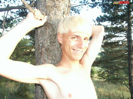 漂亮男孩 Lucian 在戶外戲弄他的雞巴