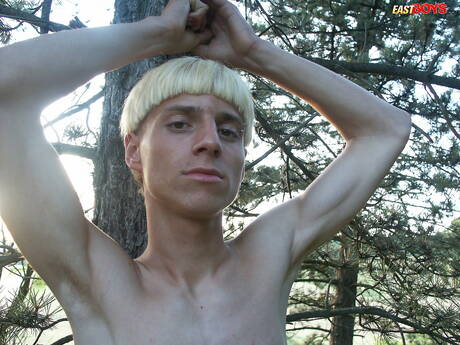 漂亮男孩 Lucian 在戶外戲弄他的雞巴