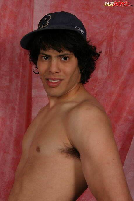 Le beau garçon latino Loto pose nu