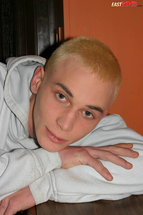 Der kleine Junge Lazslo posiert nackt