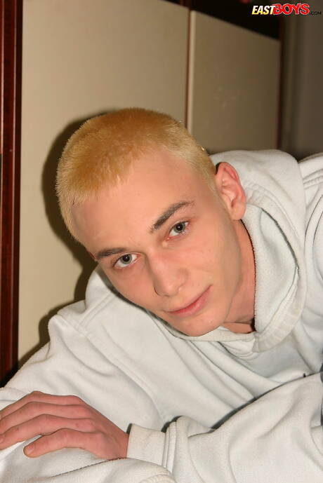 Der kleine Junge Lazslo posiert nackt