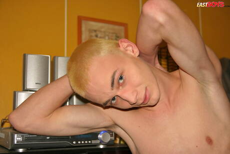 Der kleine Junge Lazslo posiert nackt