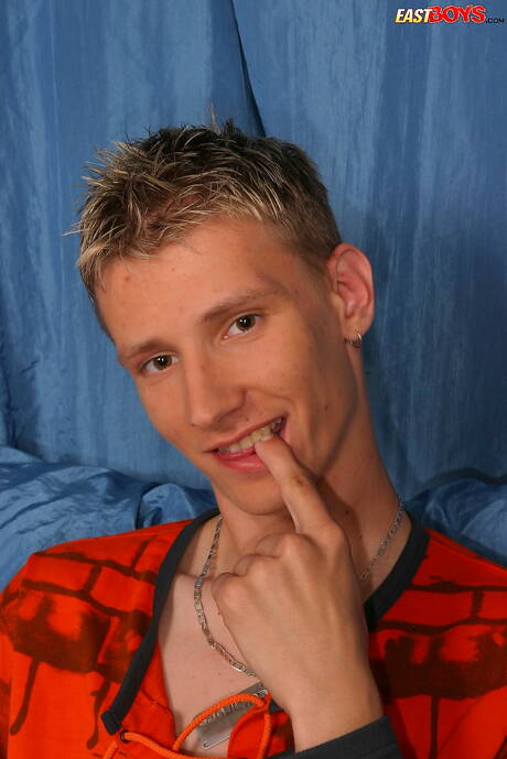 Le jeune garçon Larry pose nu