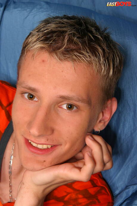 Le jeune garçon Larry pose nu