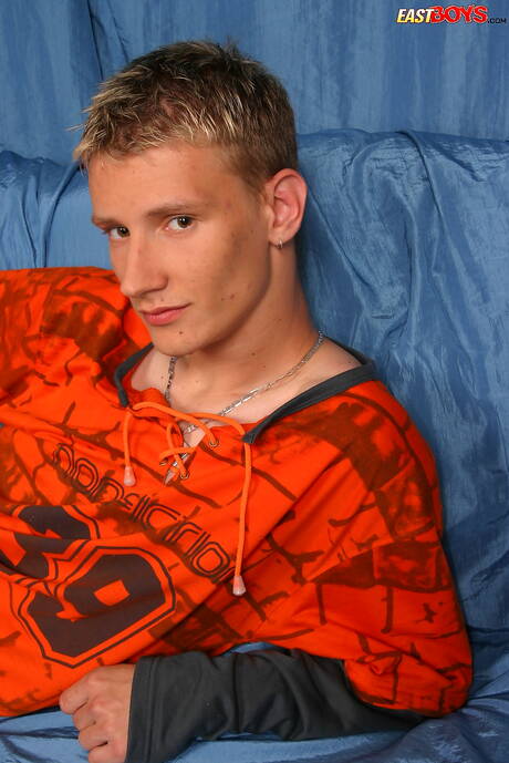 Le jeune garçon Larry pose nu