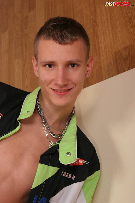 Twink Larry shows a beautiful body