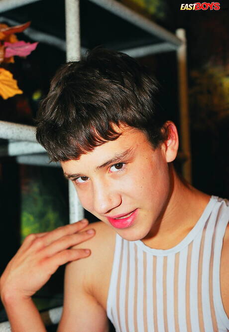 Il giovane Kristian posa nudo