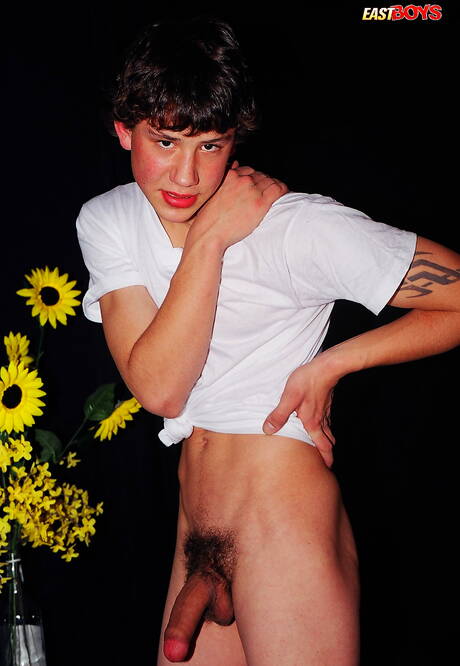 Hot twink Kristian shows a beautiful body