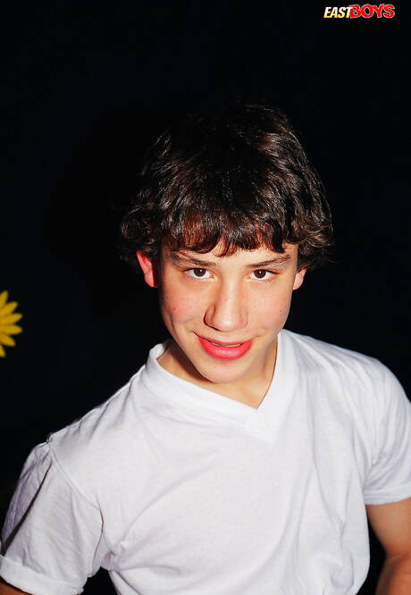 Hot twink Kristian shows a beautiful body