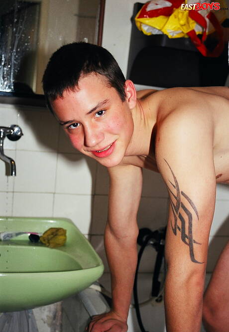 Pretty boy Kristian posing nude and showing tight ass in bath