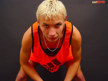 若いクリスが裸でポーズをとり、素敵なお尻を見せる