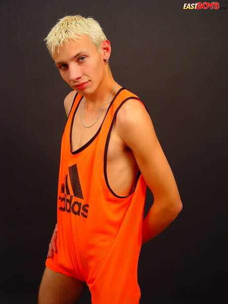 若いクリスが裸でポーズをとり、素敵なお尻を見せる