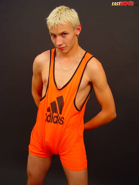 若いクリスが裸でポーズをとり、素敵なお尻を見せる