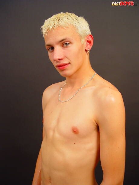 若いクリスが裸でポーズをとり、素敵なお尻を見せる