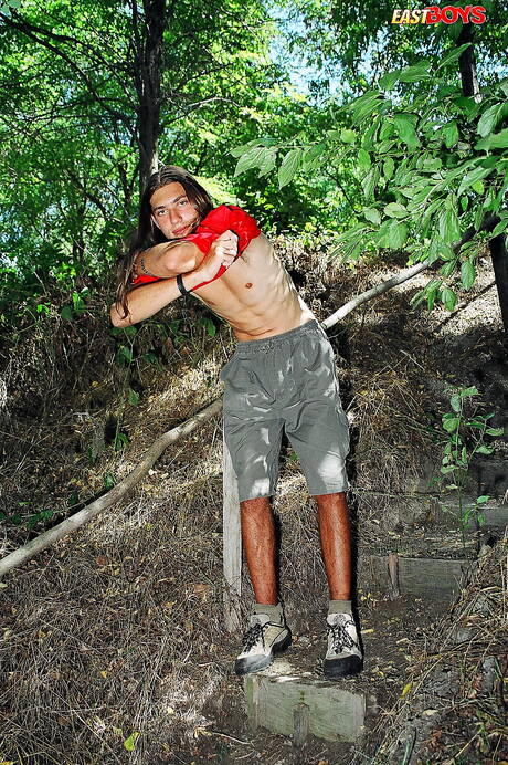 Jeune Koul se masturbant en extérieur