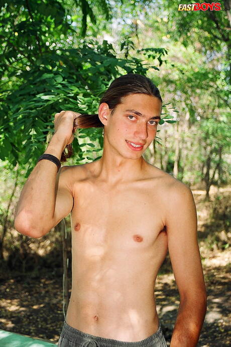 Jeune Koul se masturbant en extérieur