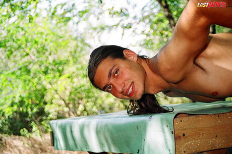 Jeune Koul se masturbant en extérieur