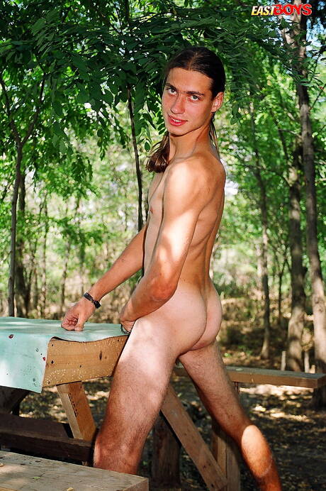 Jeune Koul se masturbant en extérieur