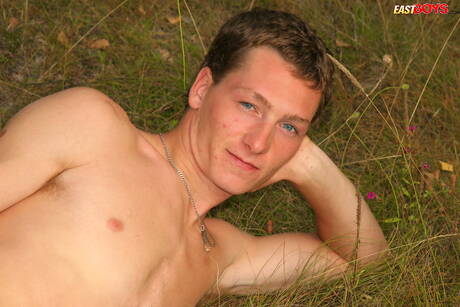 Hübscher Junge Milan neckt seinen Schwanz im Freien