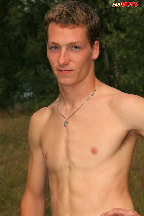 Hübscher Junge Milan neckt seinen Schwanz im Freien