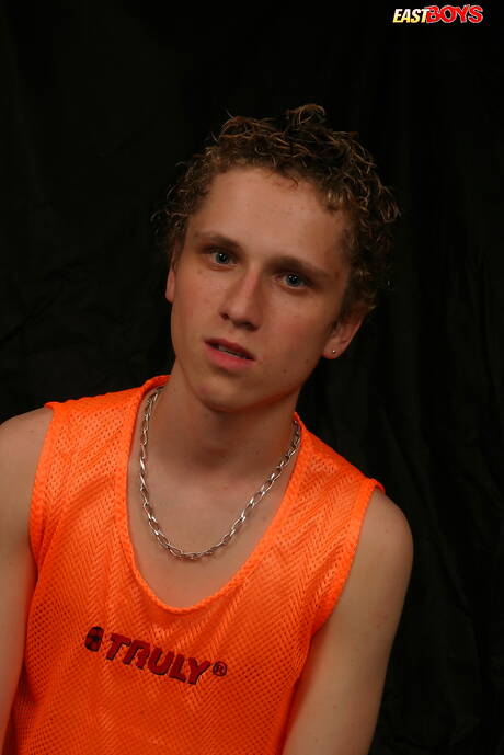 East Boys: Mooie jongen Mikola poseert naakt