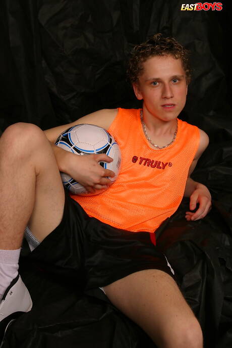 Mooie jongen Mikola poseert naakt